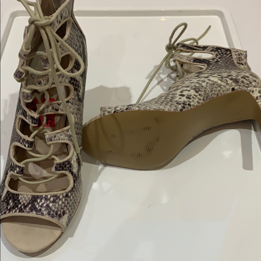 Shoe - Picture 3 of 4
